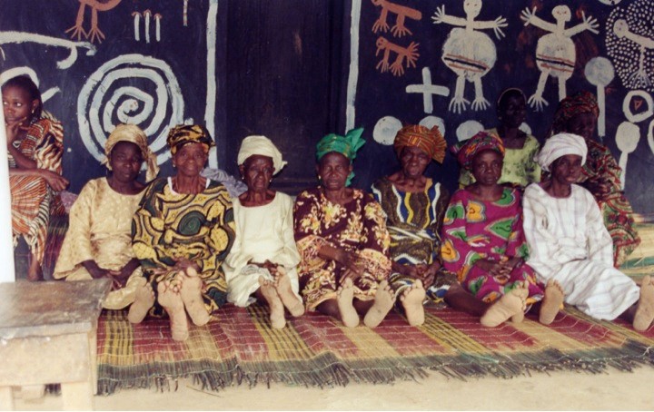 a picture showing the Àwọn Yèyélórìṣà, Akirè Shrine Ilé Ifẹ̀, 2003.